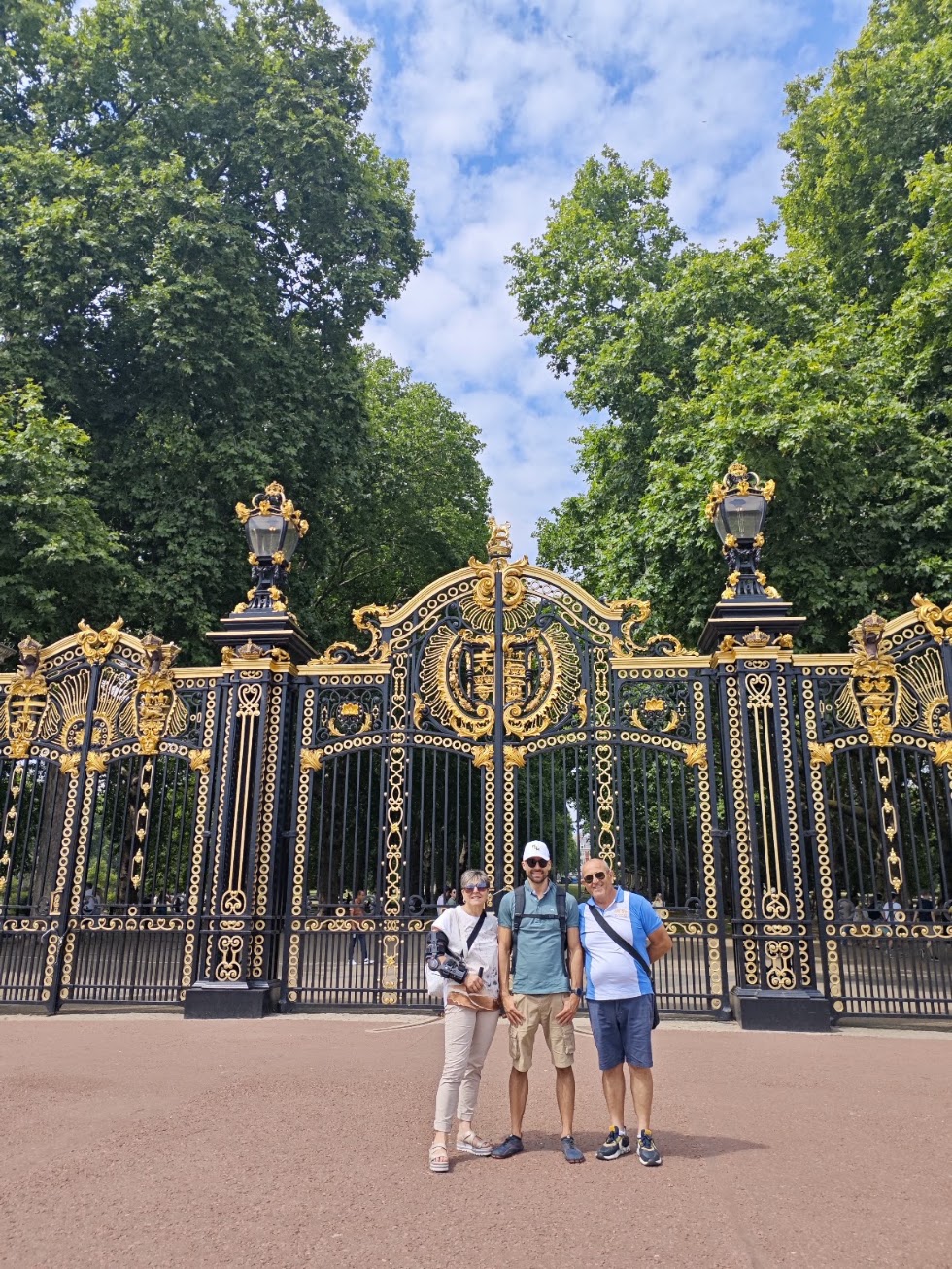 A pause at the palace gates during a reflective London walk